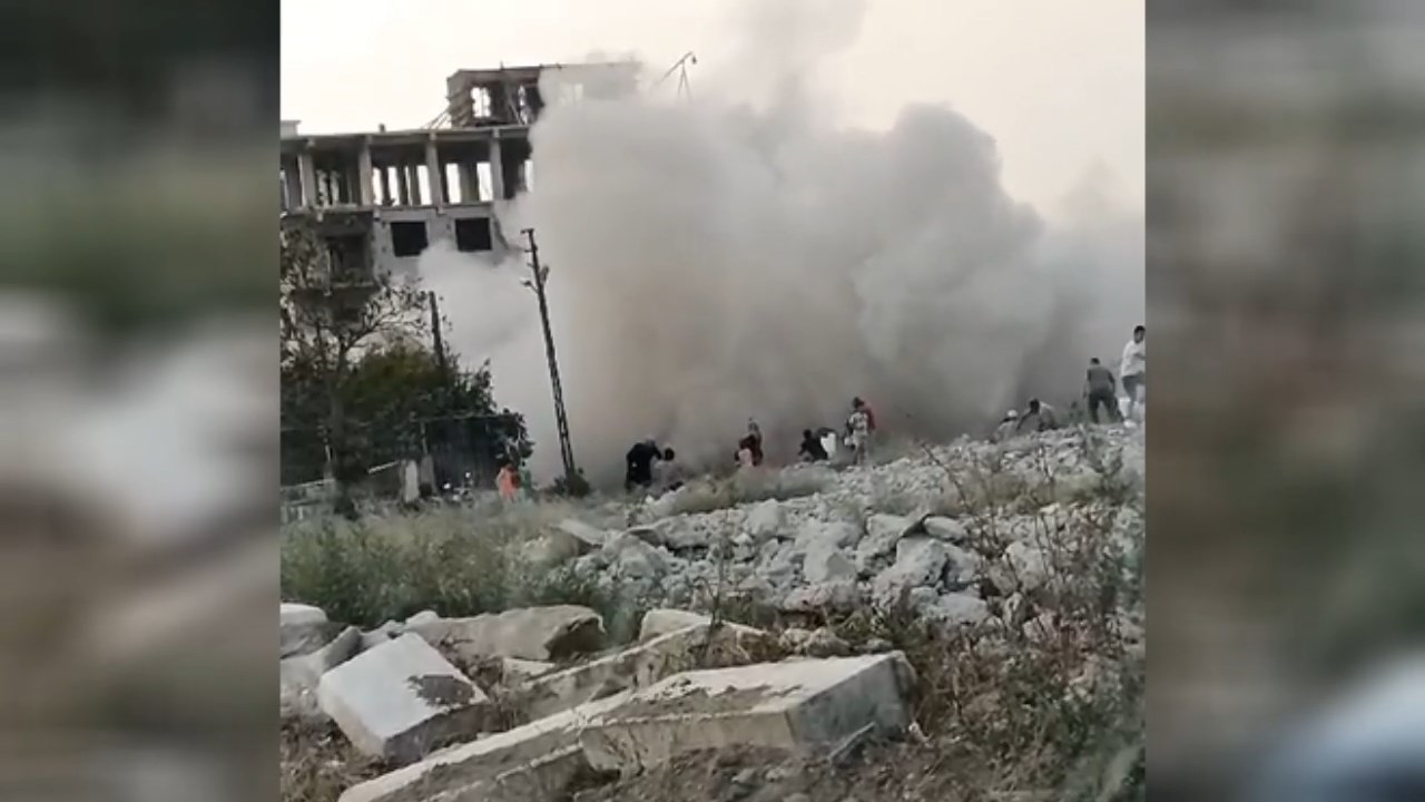 Kontrollu Yikimda Toz Bulutu Arasinda Kaldilar.mp4 Snapshot 00.06.477