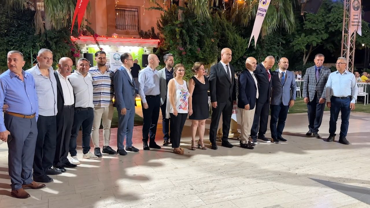 Eczane Teknisyenleri Yemek .Mp4 Snapshot 00.01.535