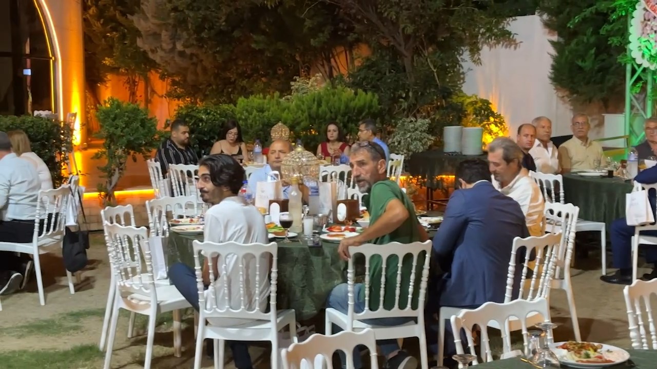 Eczane Teknisyenleri Yemek .Mp4 Snapshot 00.14.828