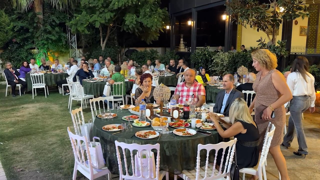 Eczane Teknisyenleri Yemek .Mp4 Snapshot 00.17.516