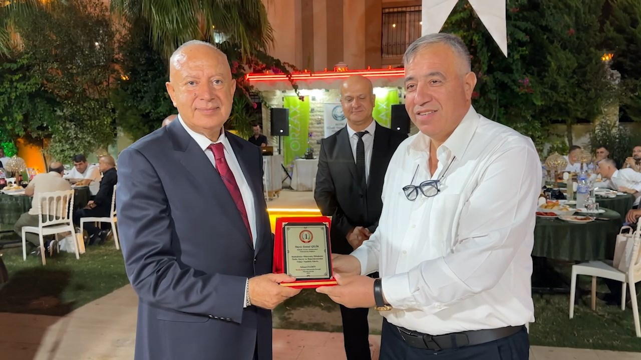 Eczane Teknisyenleri Yemek .Mp4 Snapshot 02.54.058