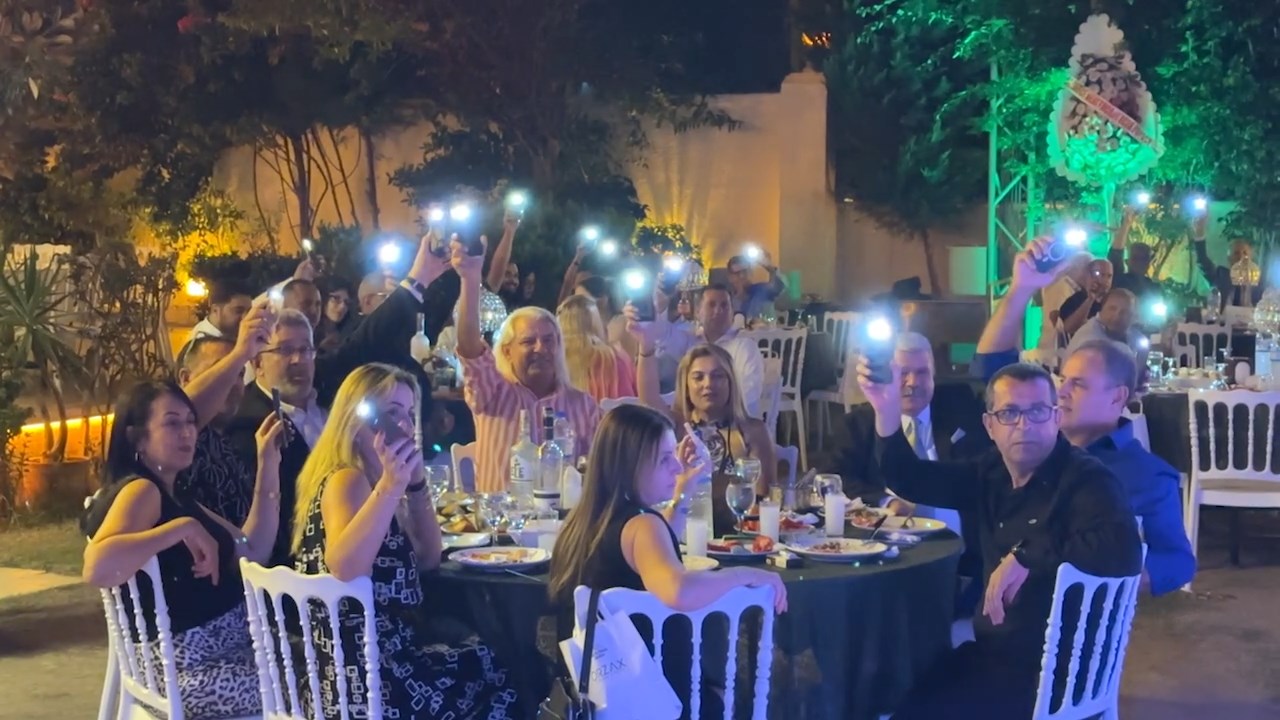 Eczane Teknisyenleri Yemek .Mp4 Snapshot 04.28.433