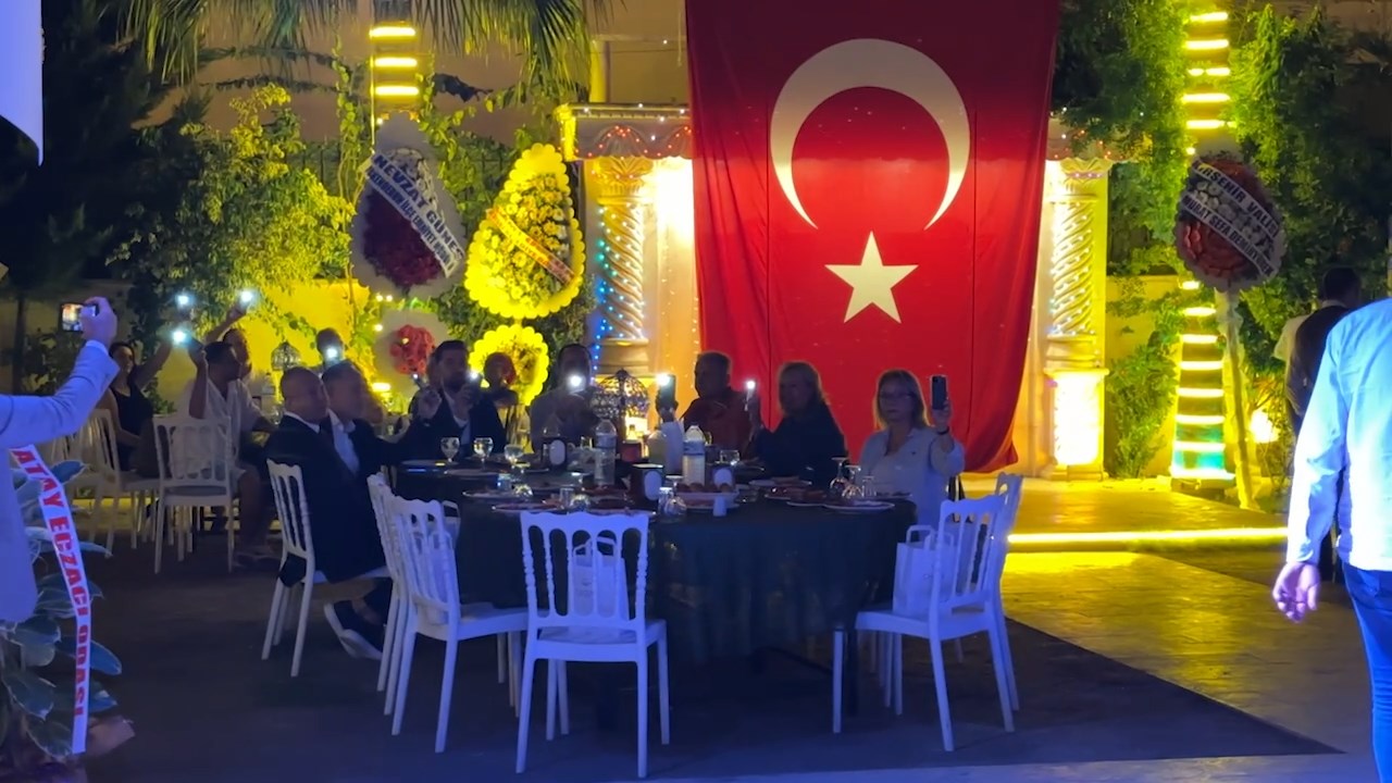 Eczane Teknisyenleri Yemek .Mp4 Snapshot 04.35.217