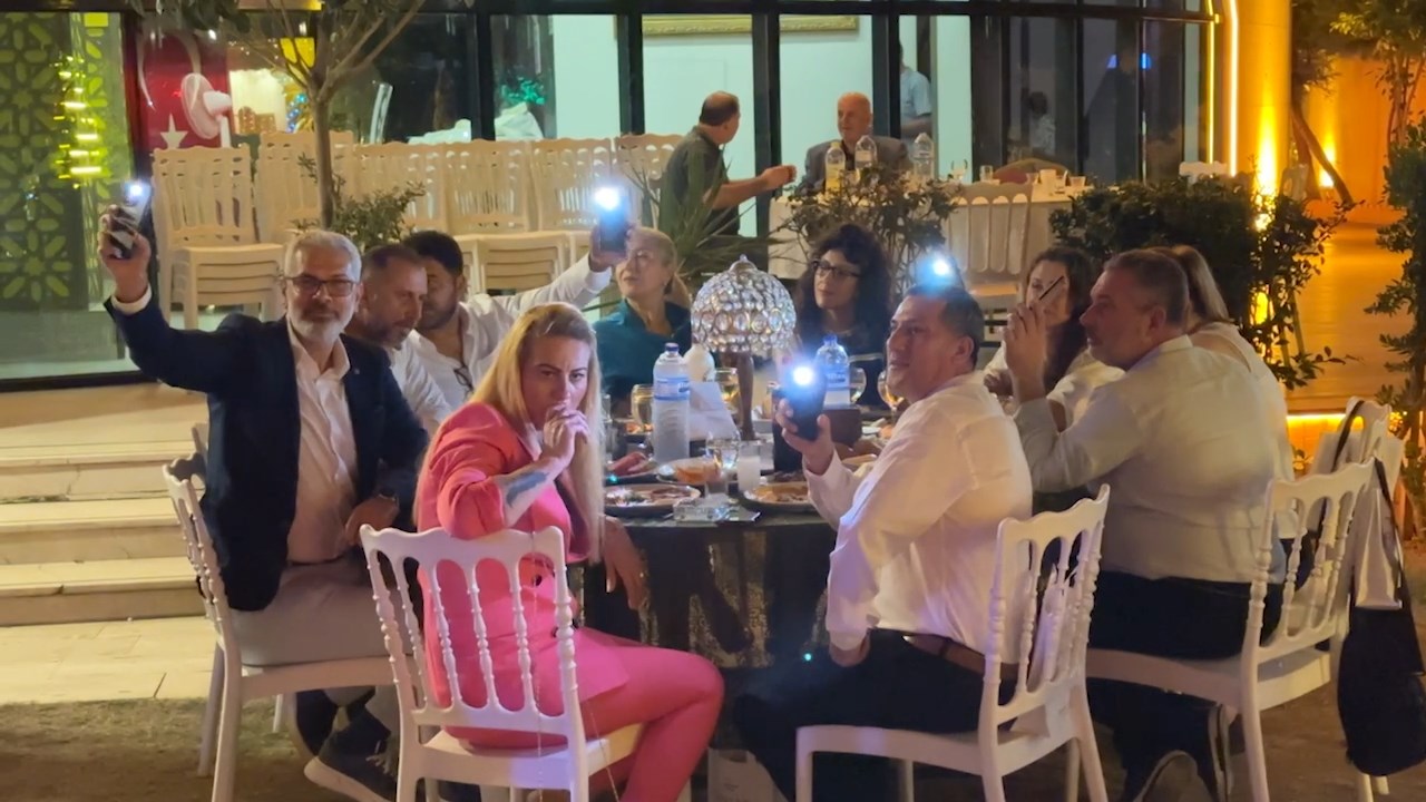 Eczane Teknisyenleri Yemek .Mp4 Snapshot 05.02.381