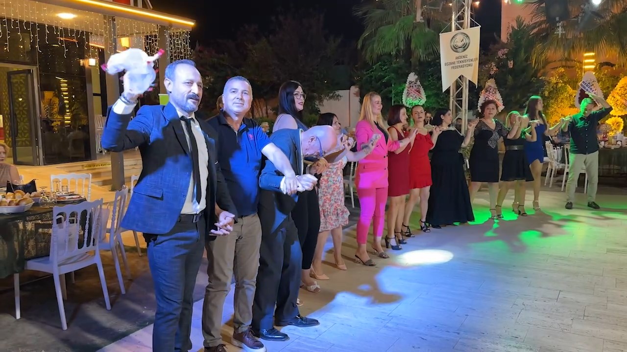 Eczane Teknisyenleri Yemek .Mp4 Snapshot 06.23.898