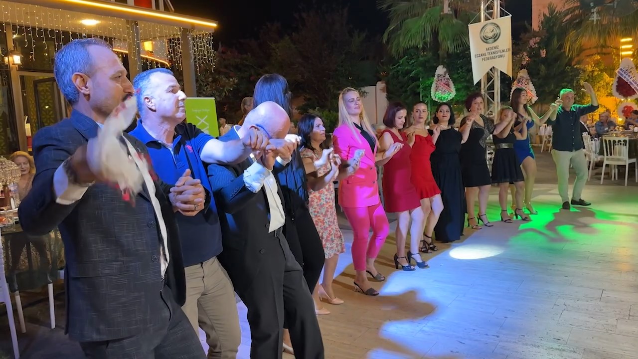 Eczane Teknisyenleri Yemek .Mp4 Snapshot 06.29.039