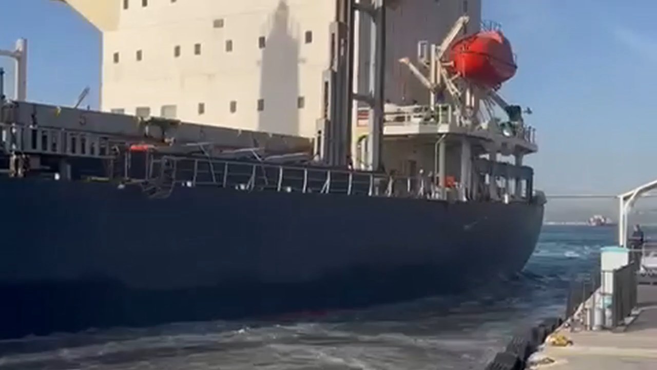 Gemi Feribot Bogazda Carpisiyordu.mp4 Snapshot 00.43.740