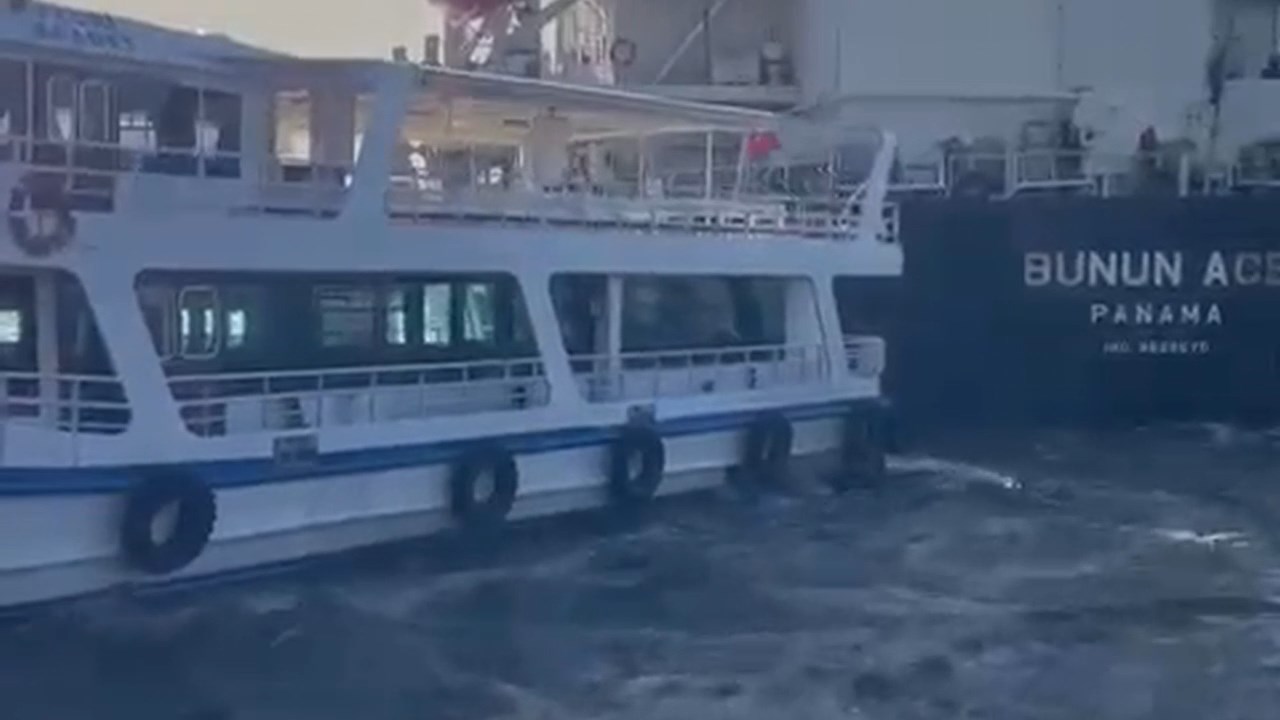 Gemi Feribot Bogazda Carpisiyordu.mp4 Snapshot 01.20.402