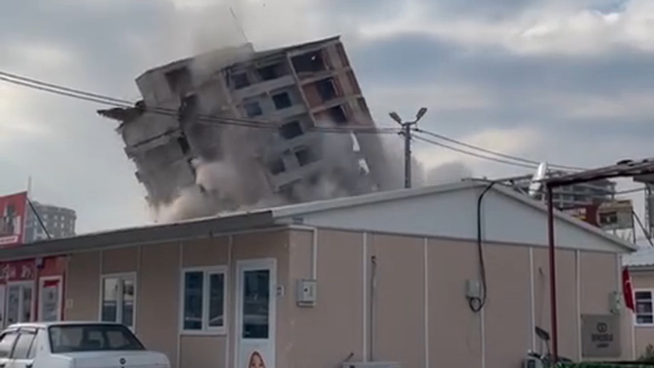 Akasya Mahallesi Bina Yikimix.mp4 Snapshot 00.27.794