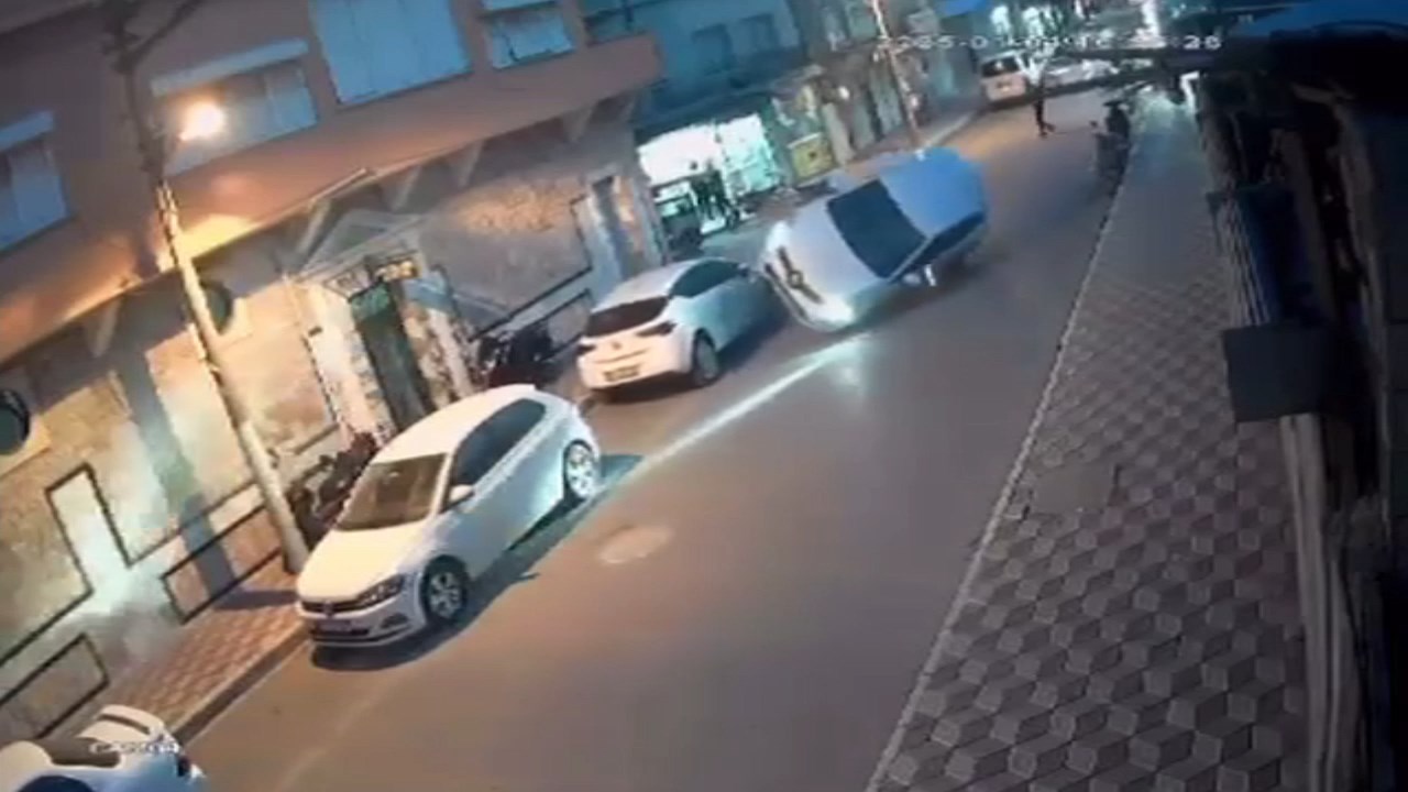 Duran Araca Carpip Takla Atti.mp4 Snapshot 00.12.096