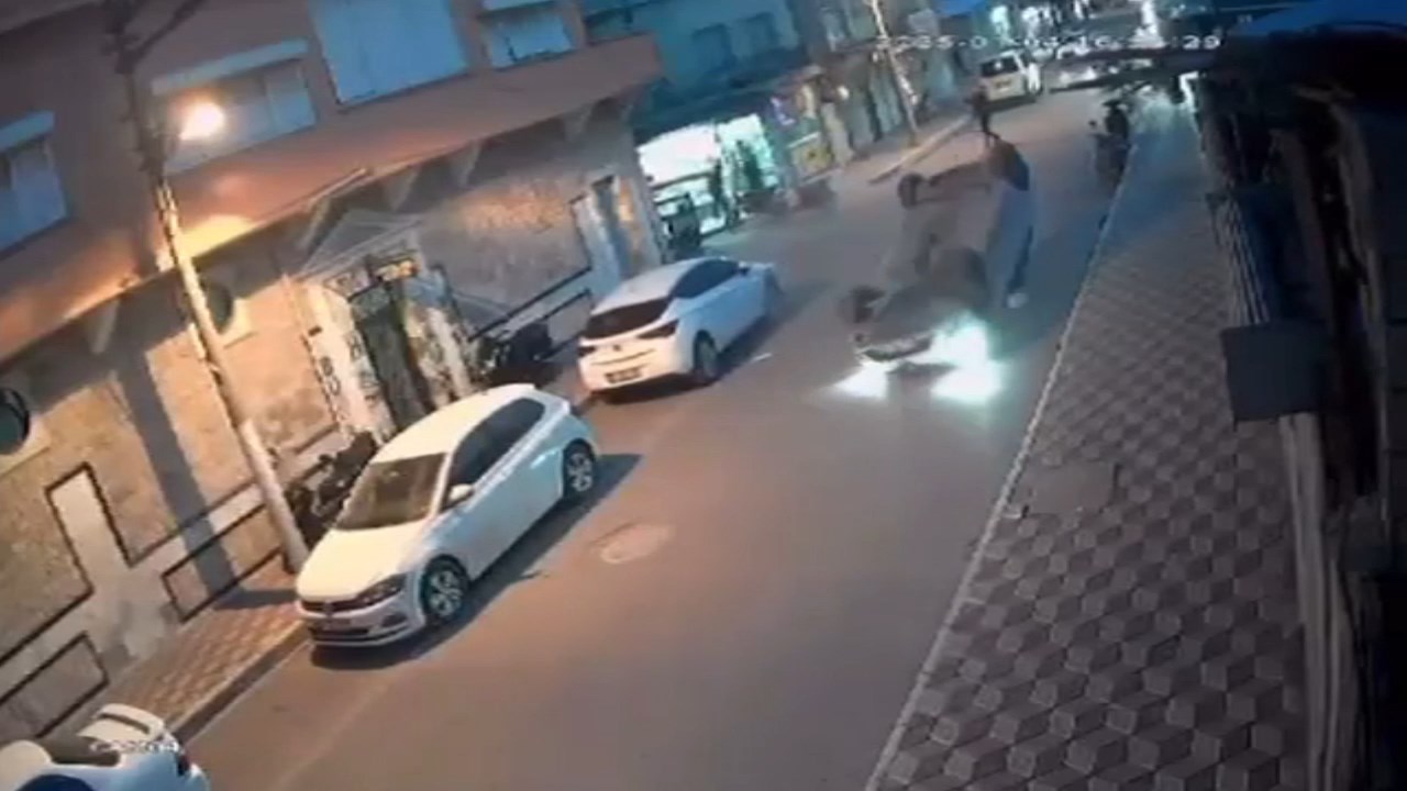 Duran Araca Carpip Takla Atti.mp4 Snapshot 00.13.415