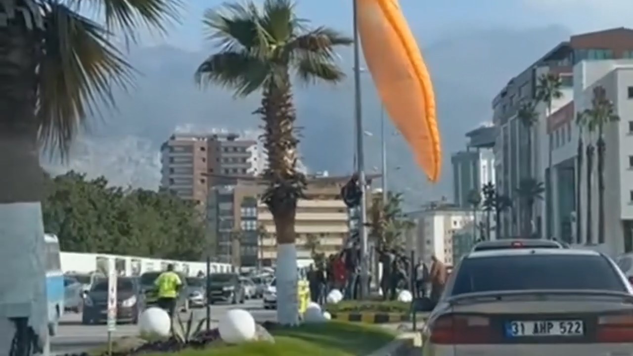 Yamac Parasutcusu Direge Takildi.mp4 Snapshot 00.04.628