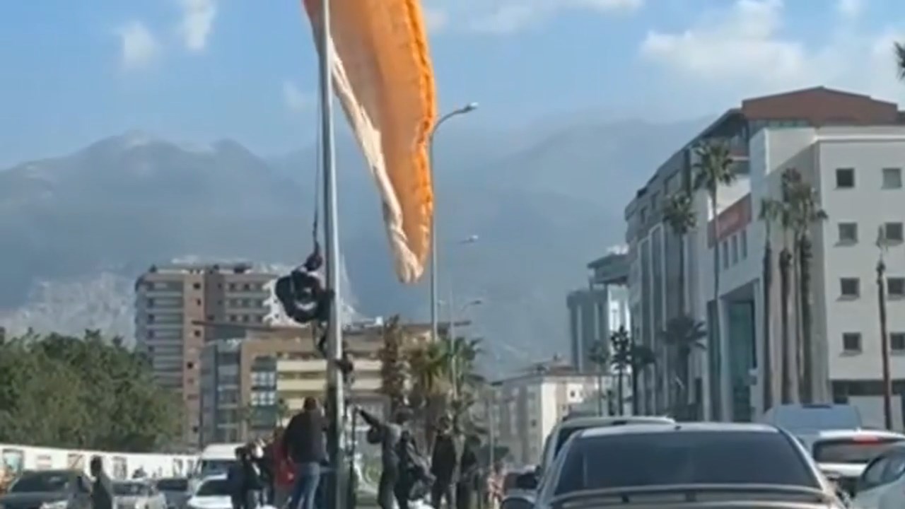 Yamac Parasutcusu Direge Takildi.mp4 Snapshot 00.11.116