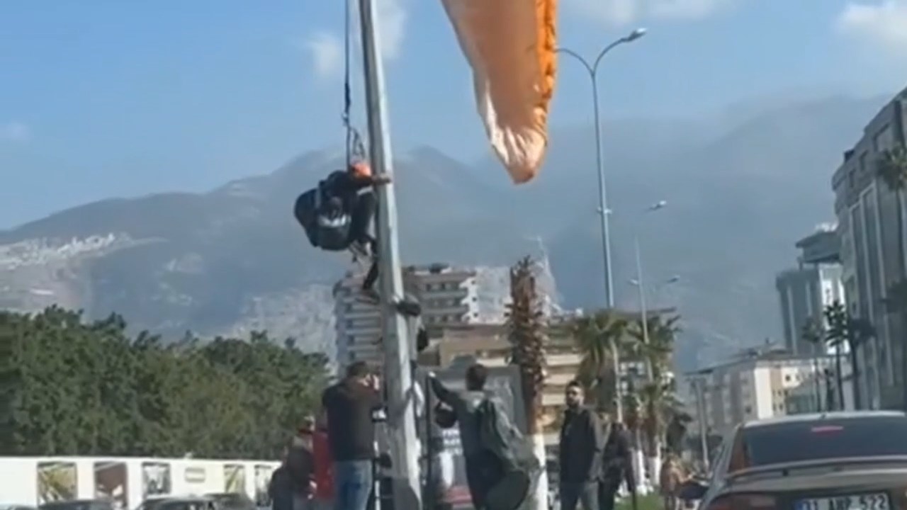 Yamac Parasutcusu Direge Takildi.mp4 Snapshot 00.15.962