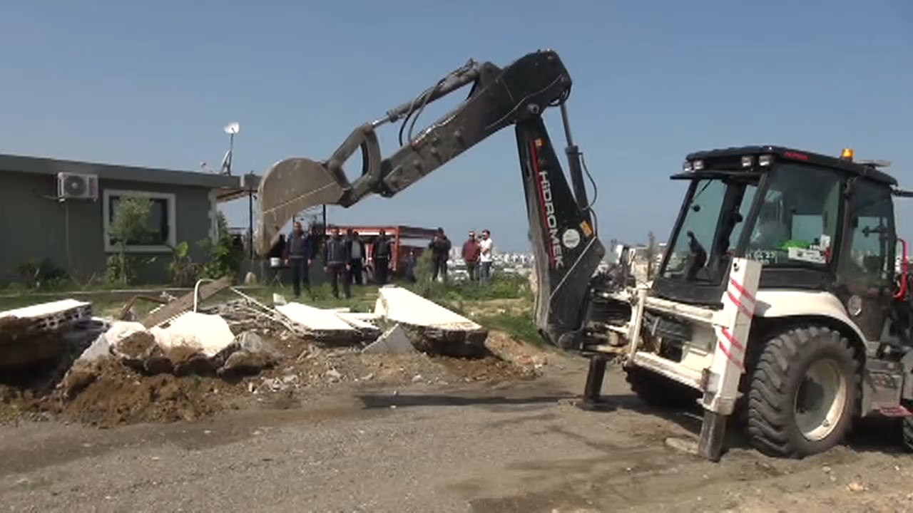 Kaçak Ev Yıkımı.mp4 Snapshot 01.42.040