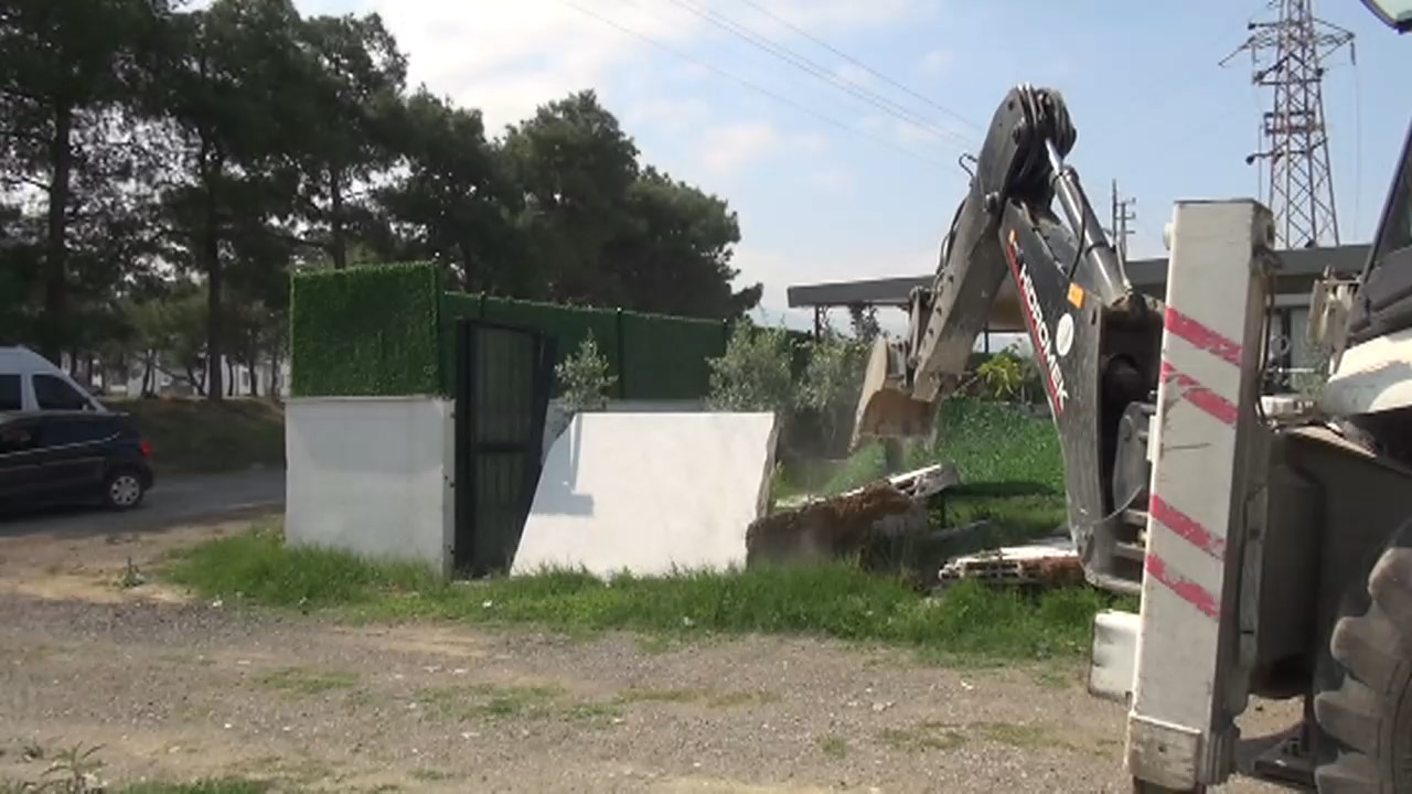 Kaçak Ev Yıkımı.mp4 Snapshot 01.56.440