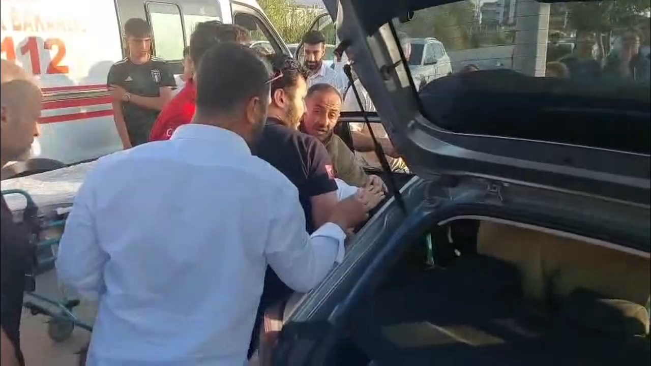 Otomobil Duvarla Diregin Arasina Girdi.mp4 Snapshot 00.07.840