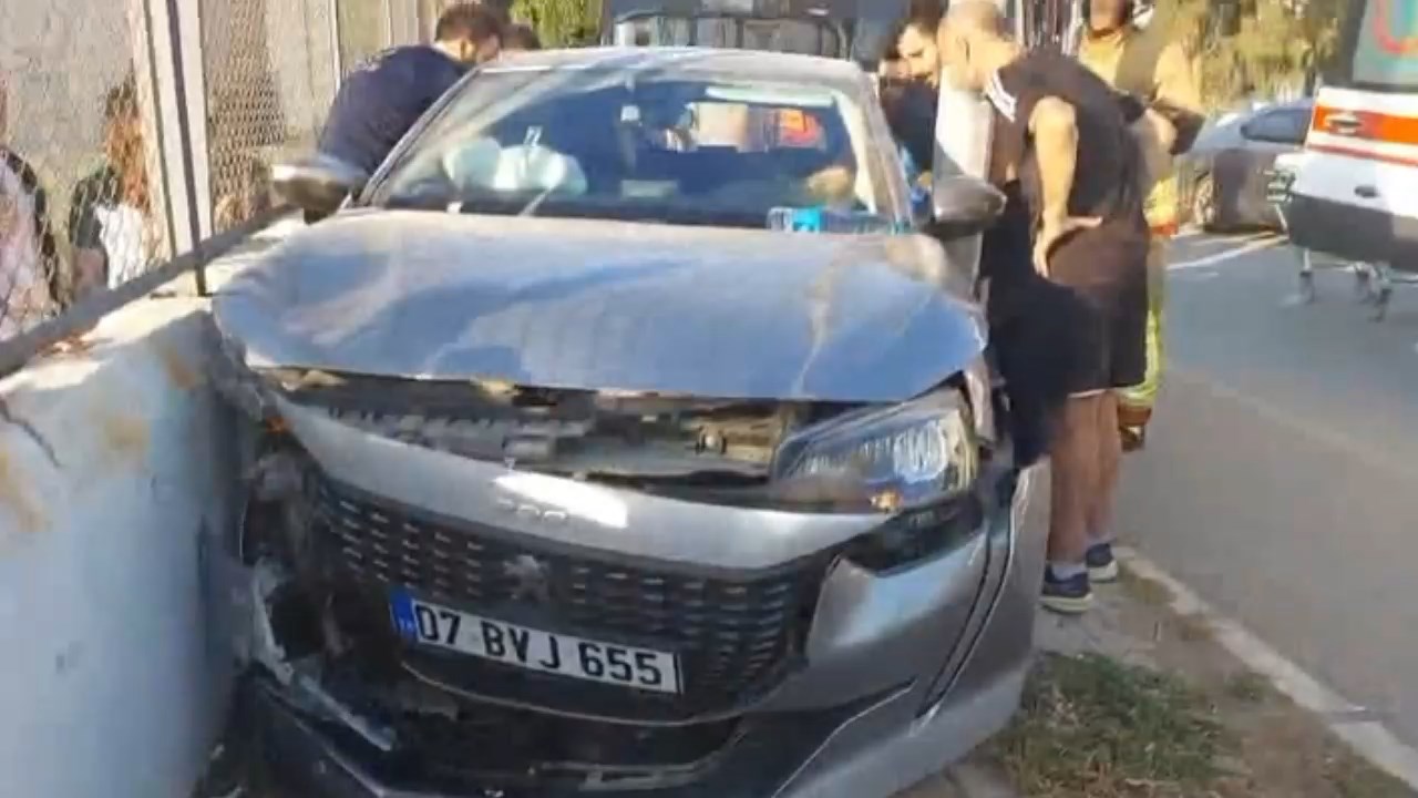 Otomobil Duvarla Diregin Arasina Girdi.mp4 Snapshot 00.12.640