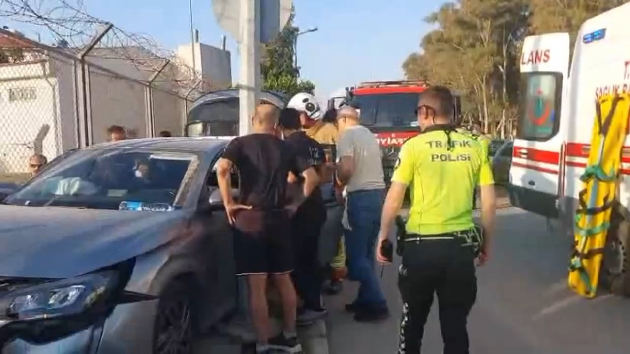 Otomobil Duvarla Diregin Arasina Girdi.mp4 Snapshot 00.17.440