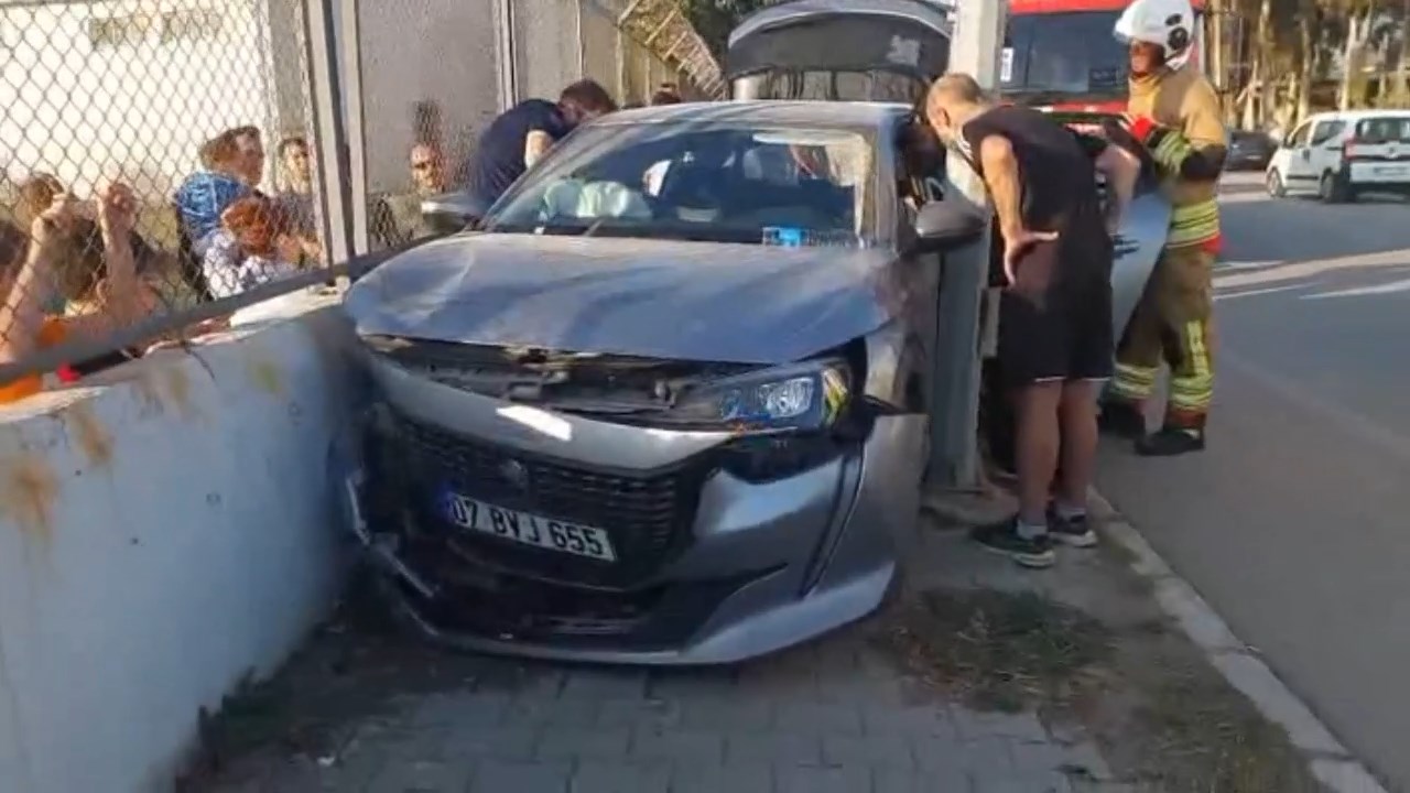 Otomobil Duvarla Diregin Arasina Girdi.mp4 Snapshot 00.35.872