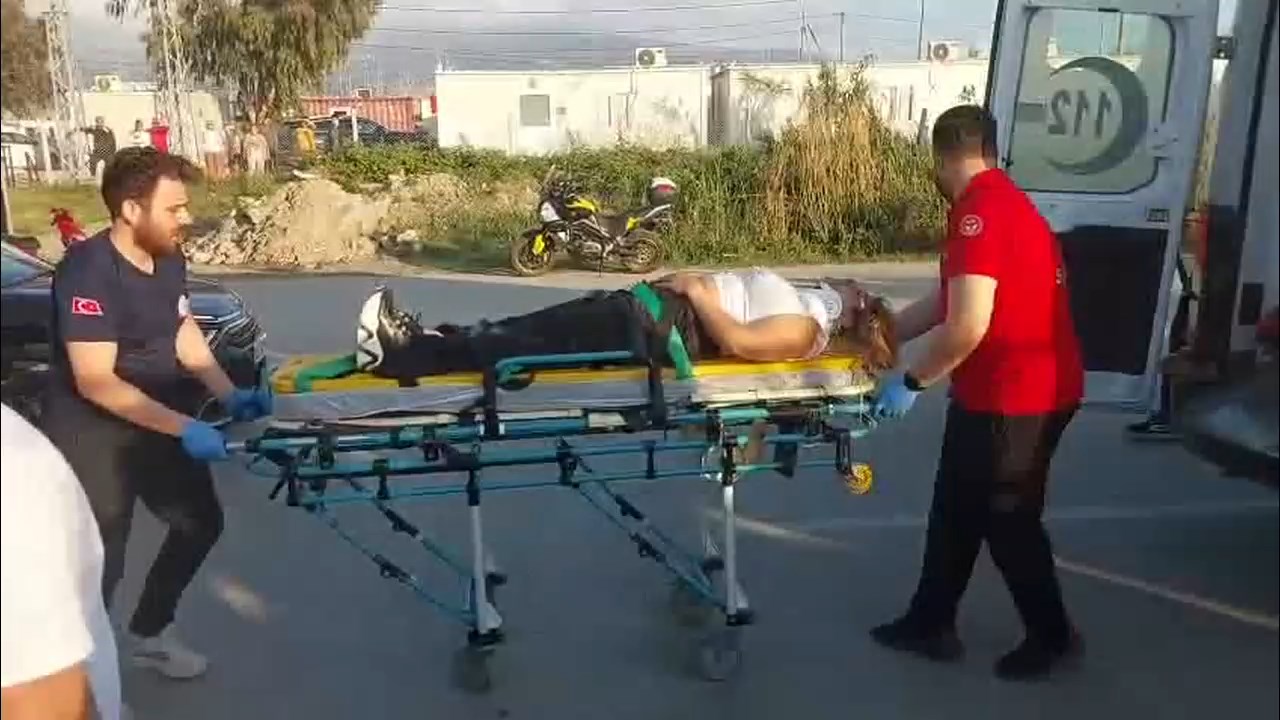 Otomobil Duvarla Diregin Arasina Girdi.mp4 Snapshot 01.27.640
