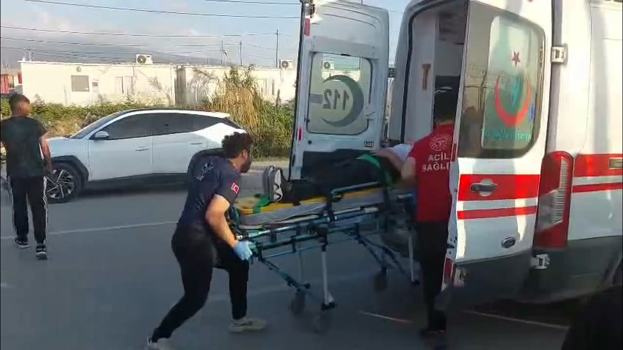 Otomobil Duvarla Diregin Arasina Girdi.mp4 Snapshot 01.31.839