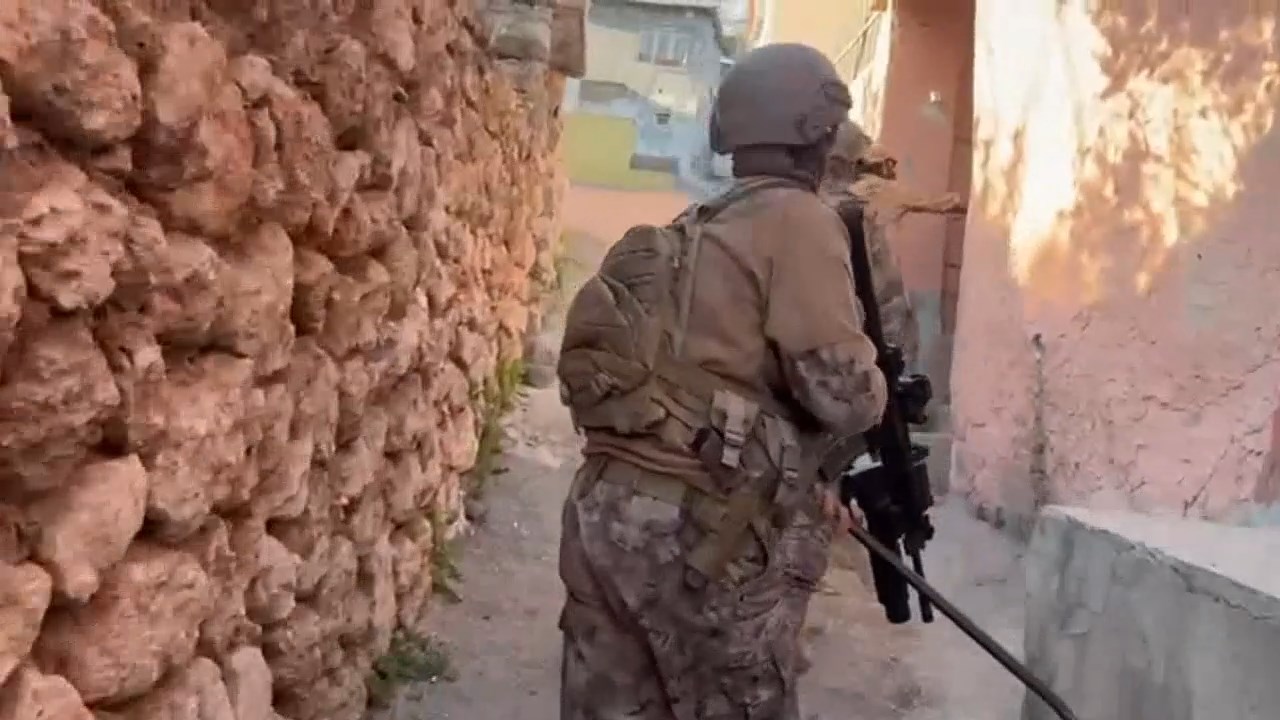 Yedi Adrese Operasyon.mp4 Snapshot 00.19.738