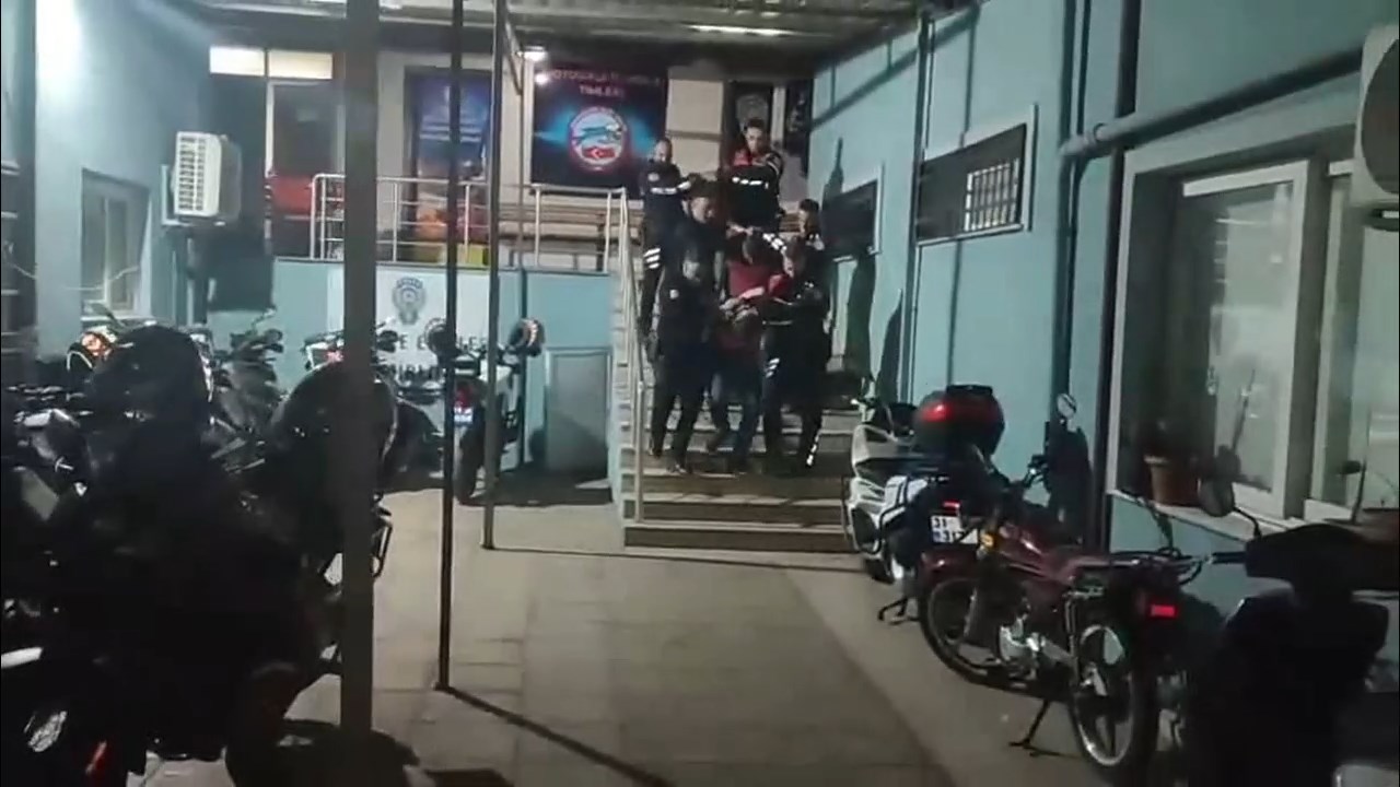 Yunuslardan Operasyon.mp4 Snapshot 00.33.073