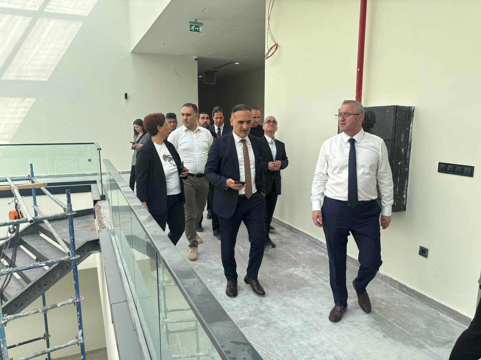 Kutuphaneyi Gezdiler (1)