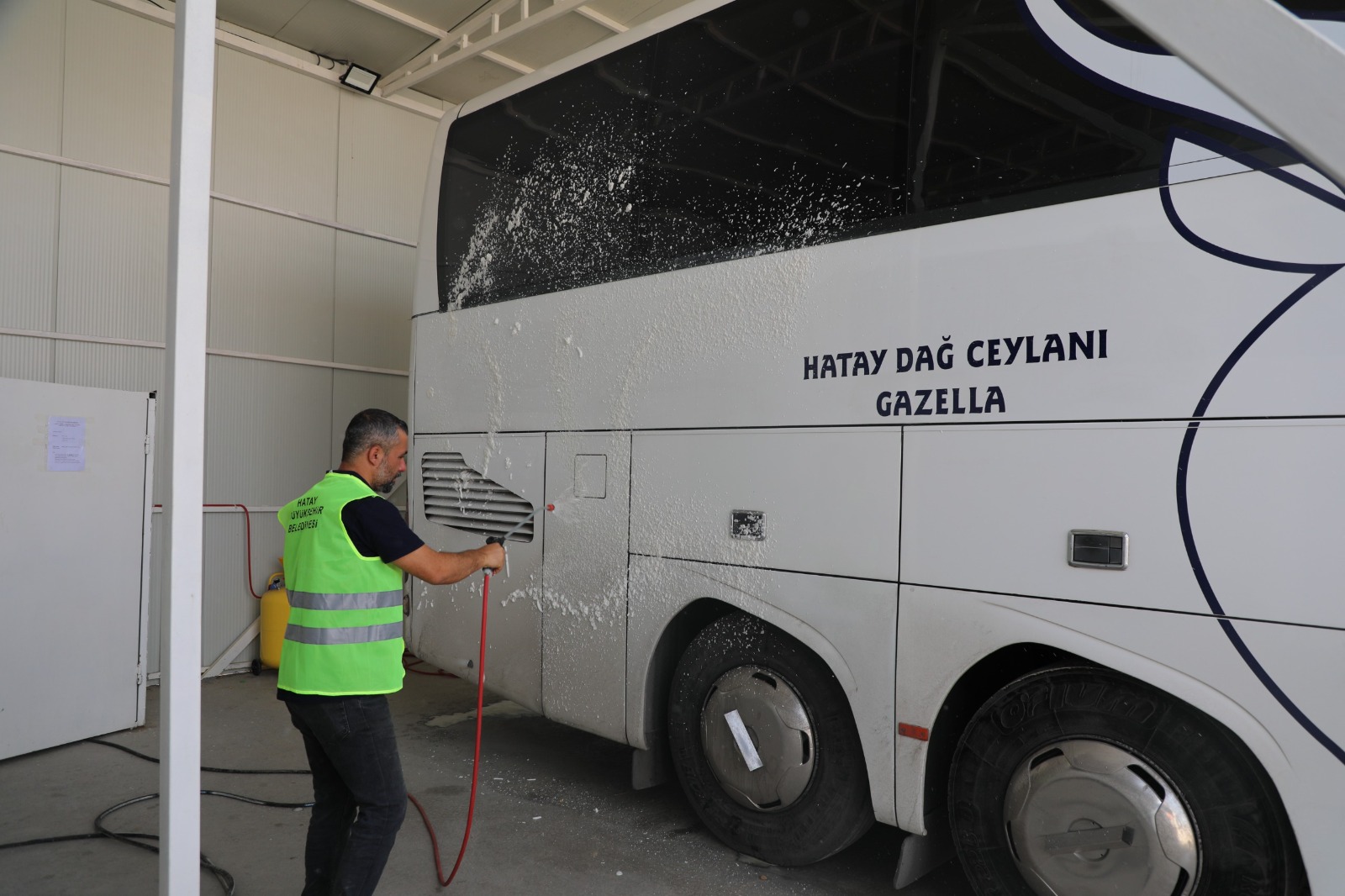 Araclar Ucretsiz Yıkanıyor (2)