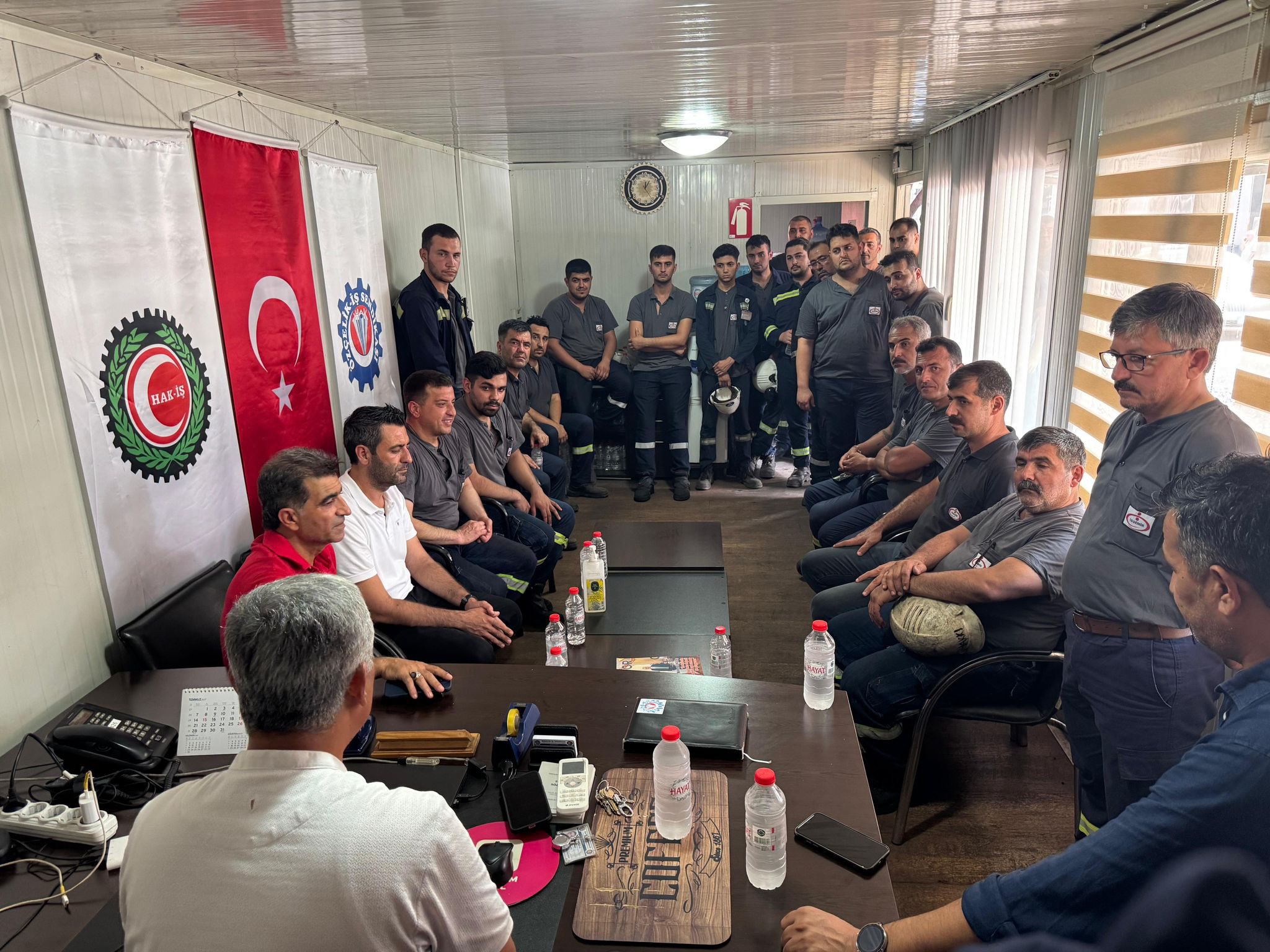Celik Iscisinin Sevincine Ortak Oldular (2)