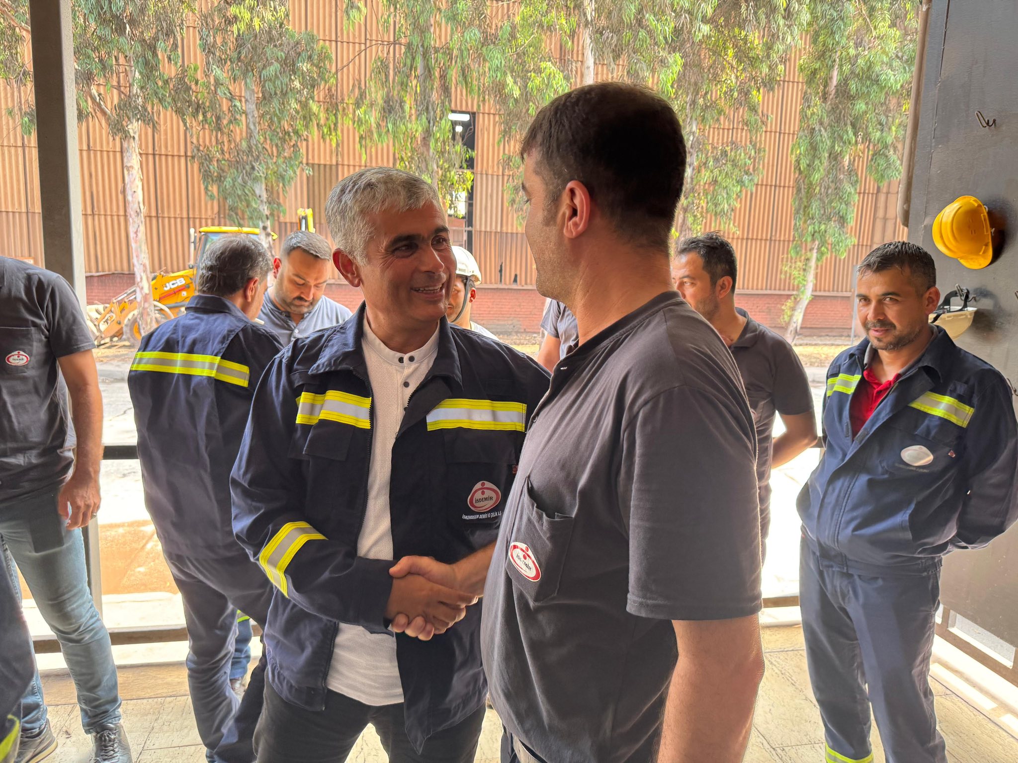 Celik Iscisinin Sevincine Ortak Oldular (4)
