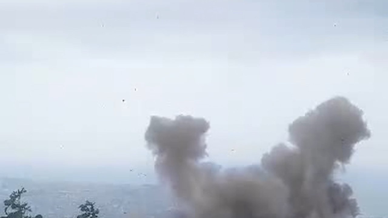 Patlamada Uzerlerine Tas Yagidi.mp4 Snapshot 00.01.631