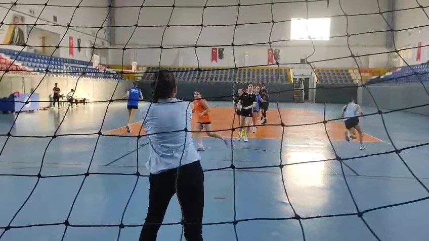 Isk Bel Kadin Hentbol Takimi (1)