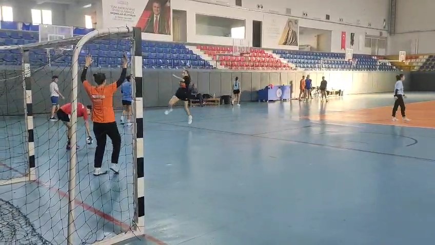 Isk Bel Kadin Hentbol Takimi (4)