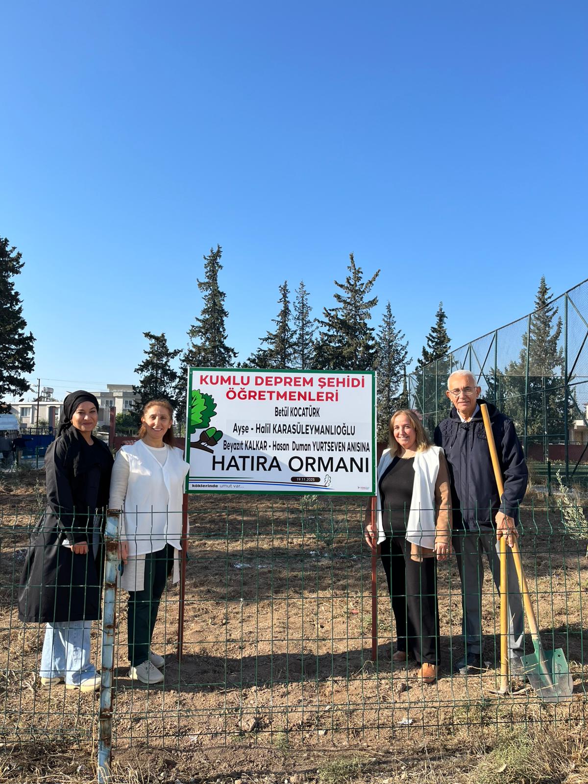 Deprem Sehidi Ögretmenler (4)