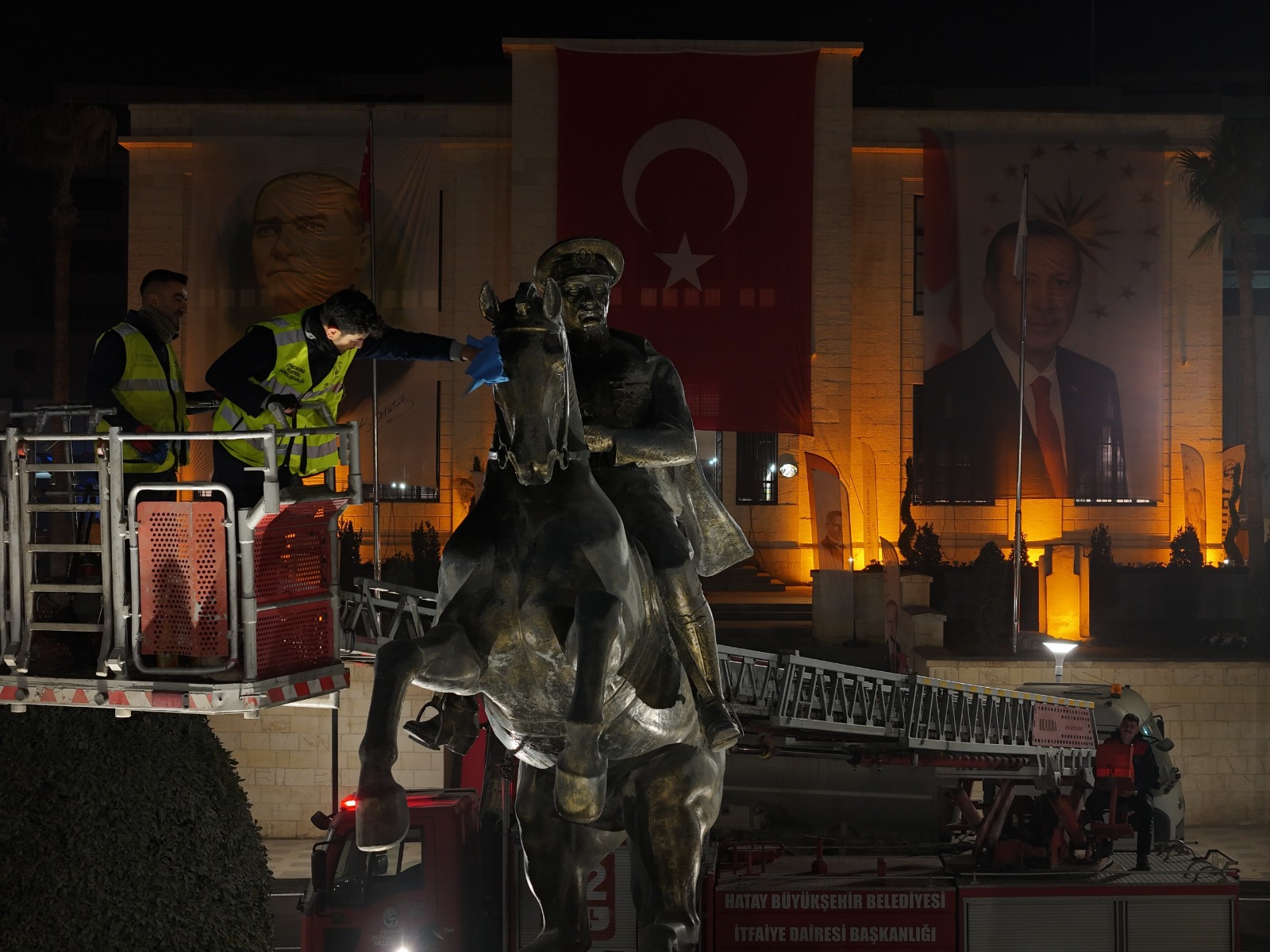 Antakya Ataturk Anitinda Temizlik (1)