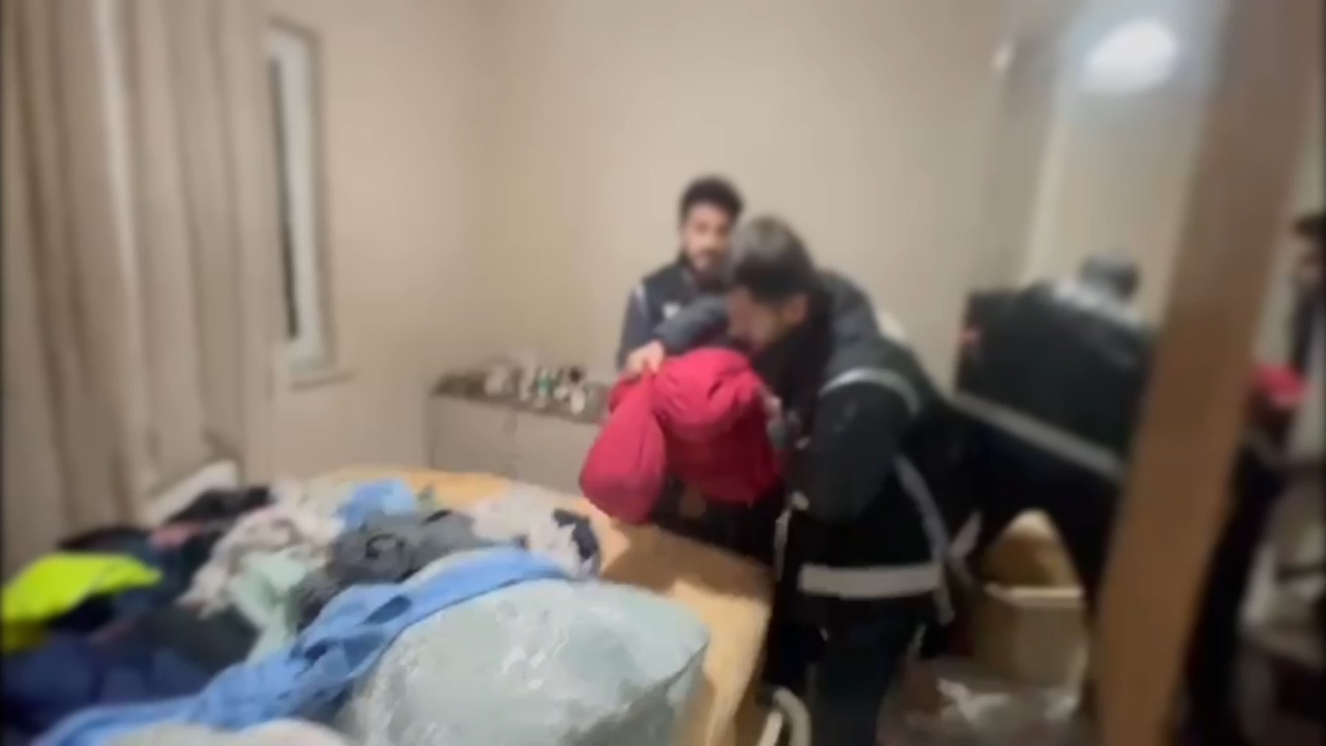 Elbise Dolabinda Yakalandi (1)