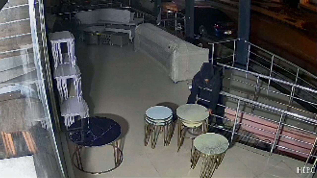 Hirsizlik Kamerada.mp4 Snapshot 00.13.034