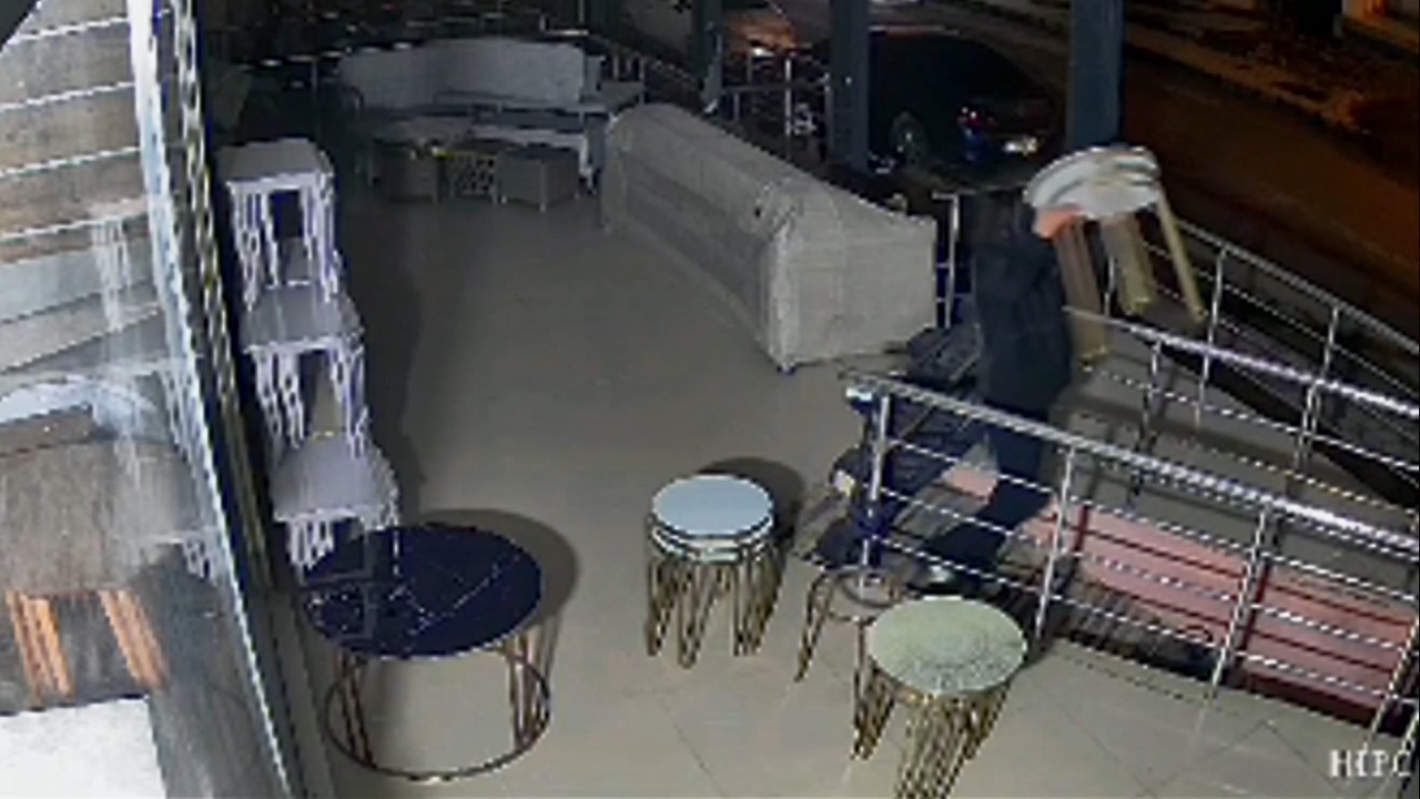 Hirsizlik Kamerada.mp4 Snapshot 00.15.318