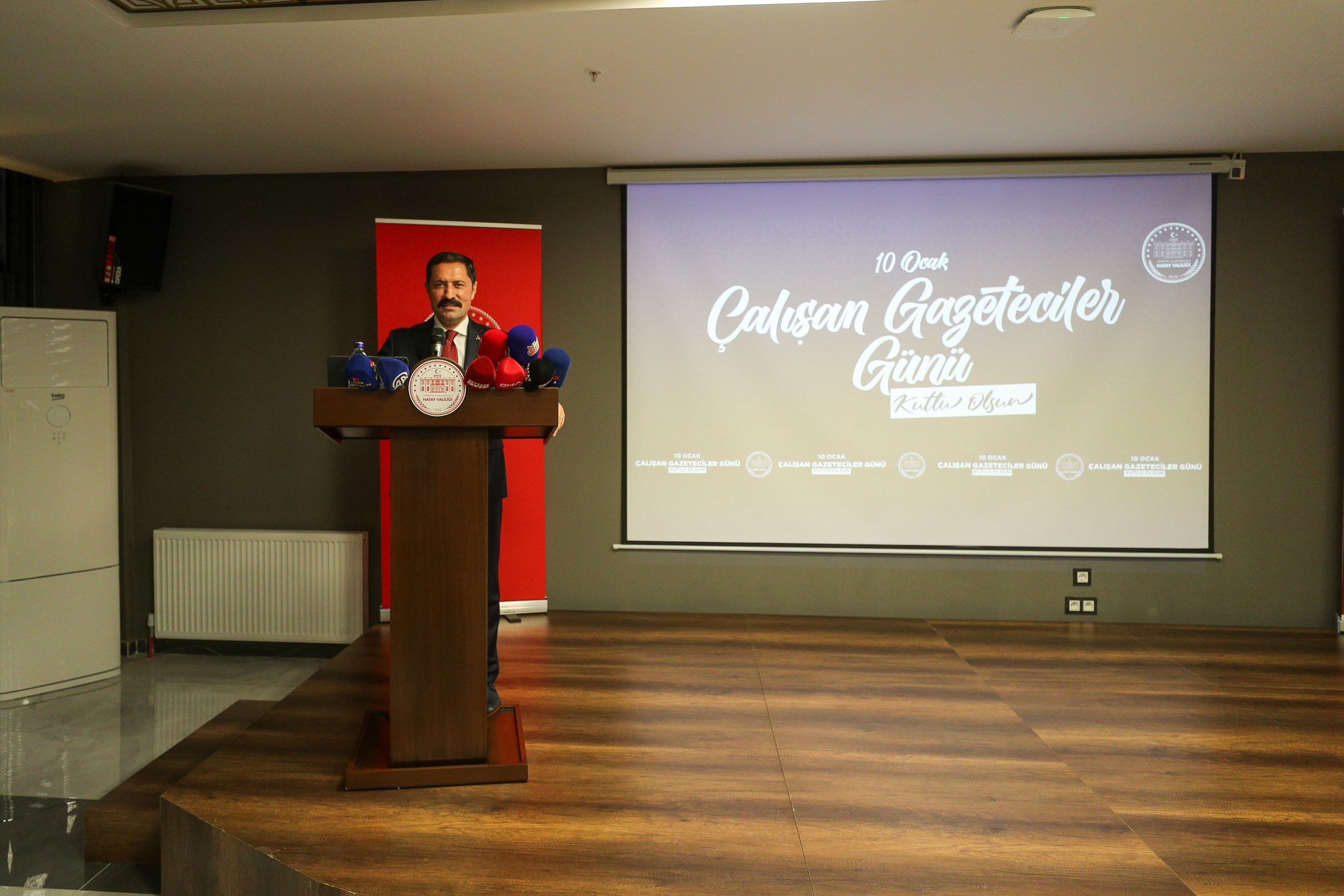 G E Wfd Q Ww A A U X1 C