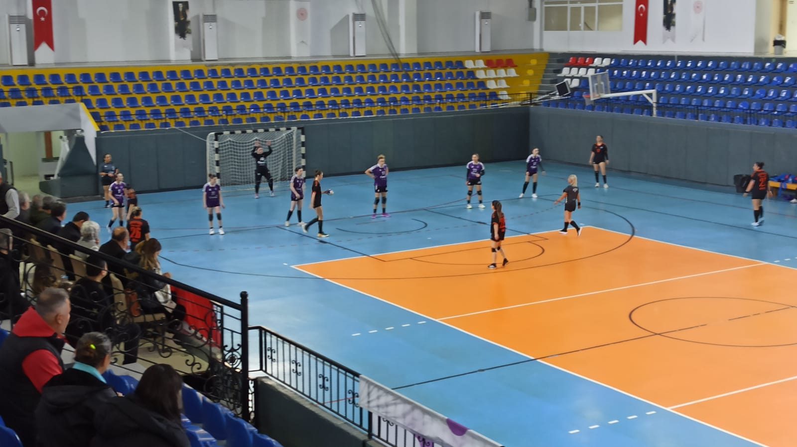 Isk Kadin Hentbol Takimi (2)