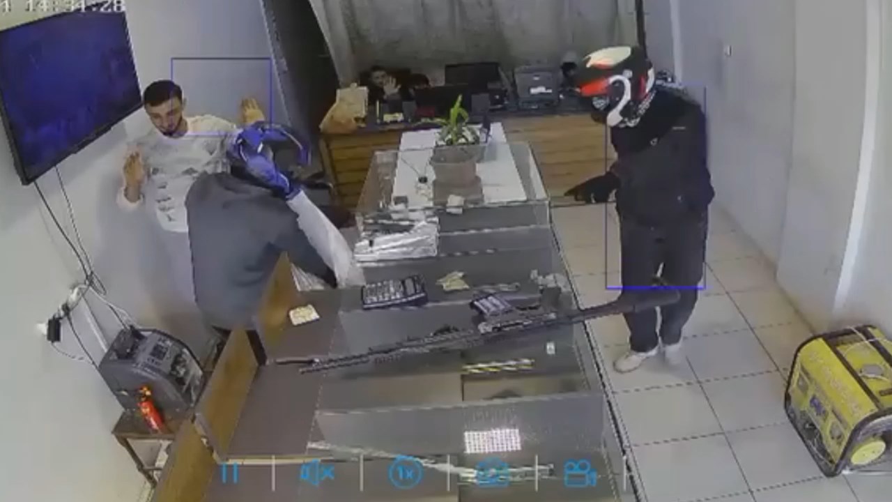 Kuyumcu.mp4 Snapshot 01.42.040