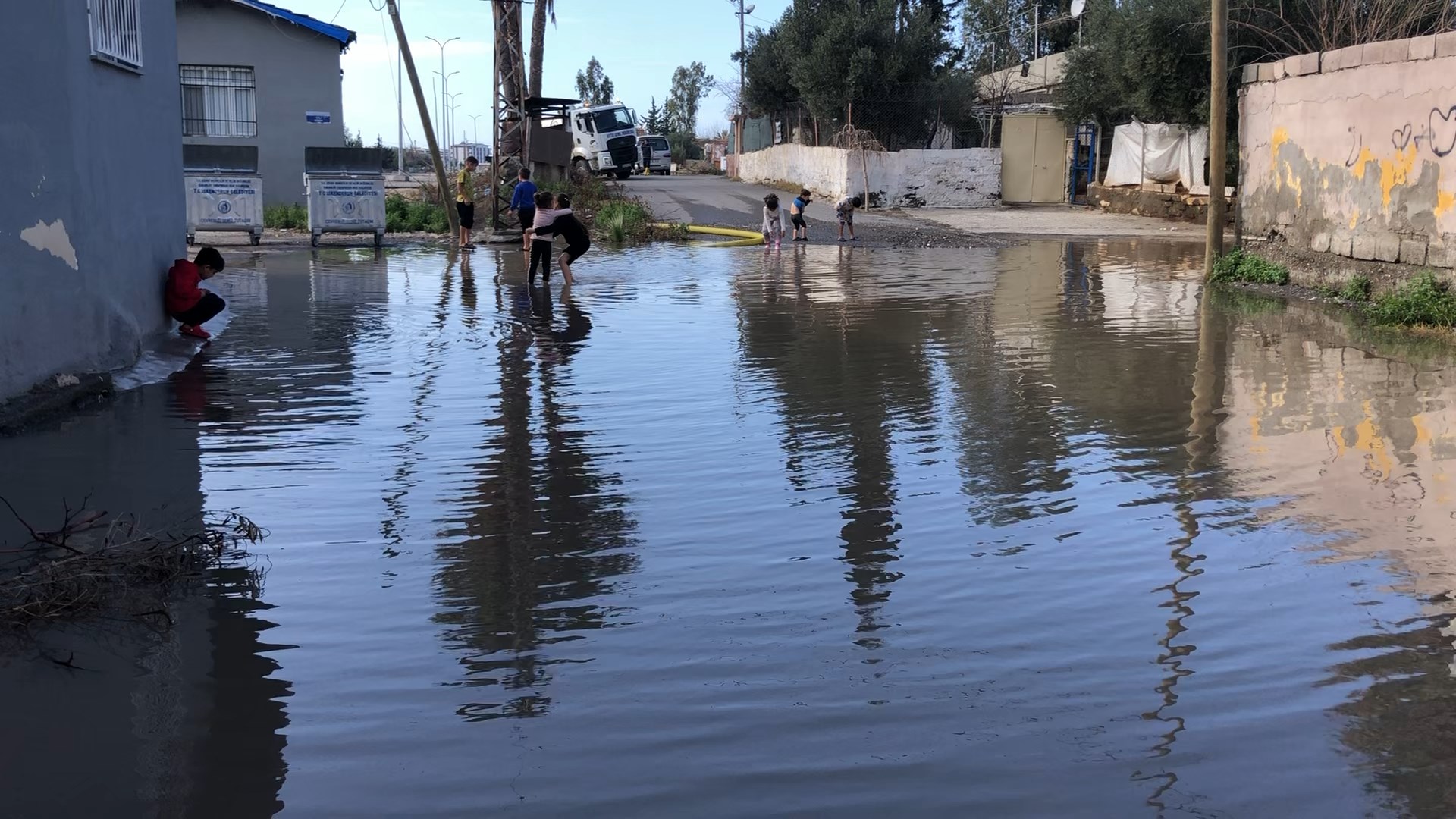 Meydanda Su Birikintisi (1)