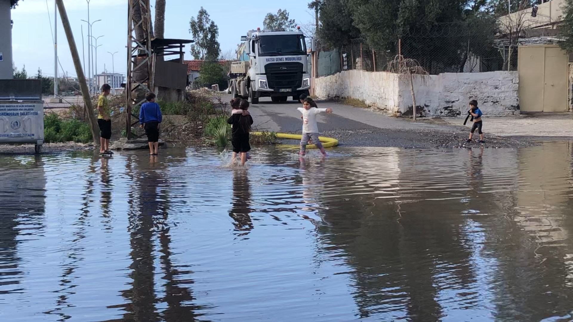 Meydanda Su Birikintisi (2)