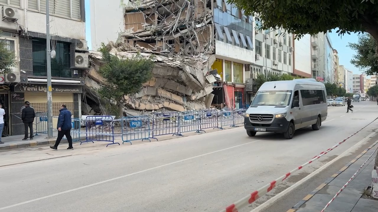 Yıkım Sonrası Zarar .Mp4 Snapshot 00.38.057