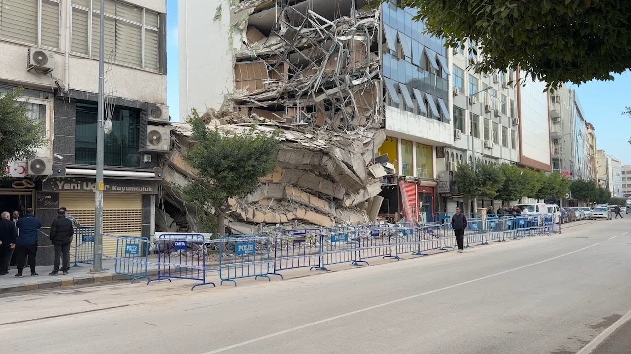 Yıkım Sonrası Zarar .Mp4 Snapshot 00.41.687