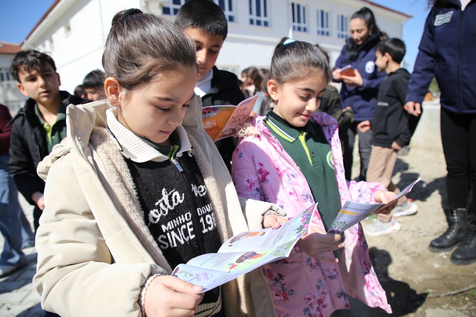 Okulda Fidan Dikimi (3)