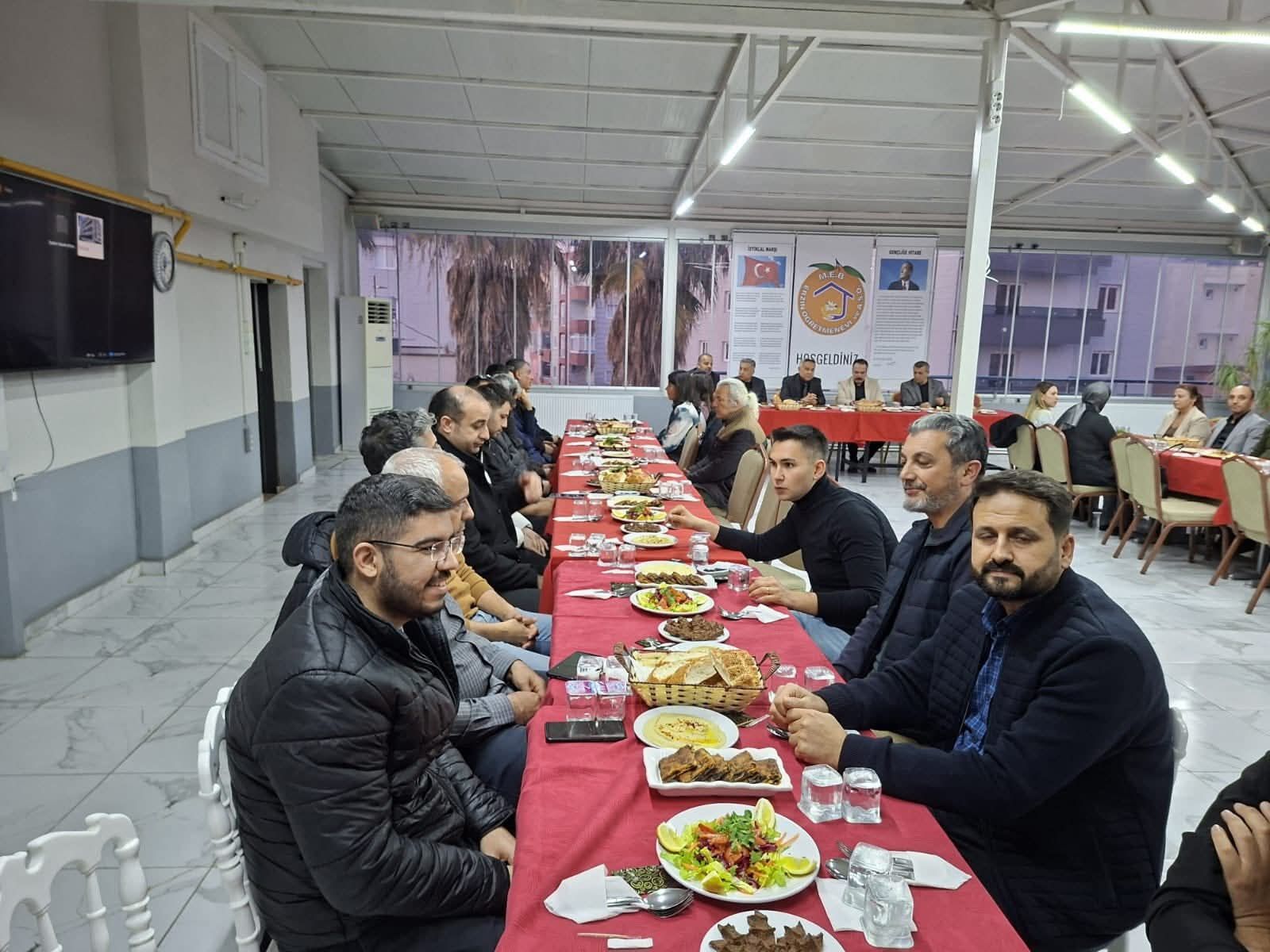 Ozaydin Egitimcilerle Iftarda (2)