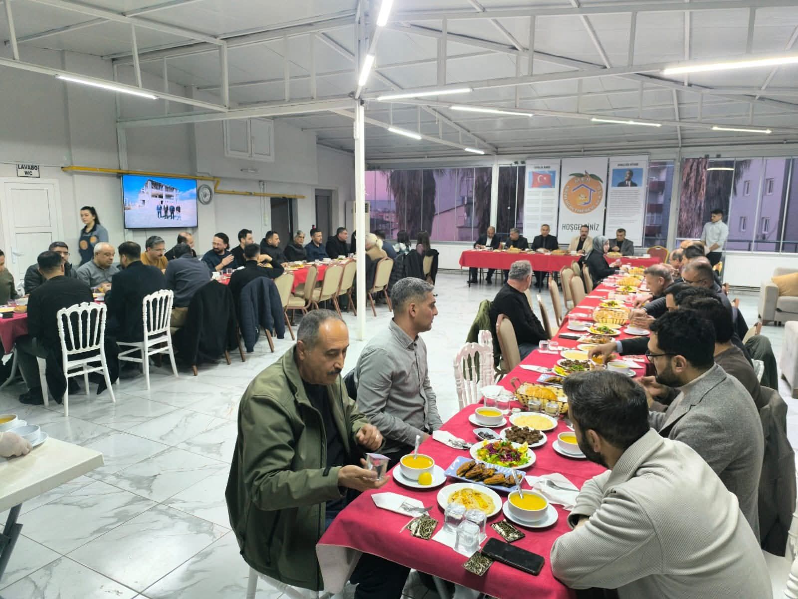 Ozaydin Egitimcilerle Iftarda (3)